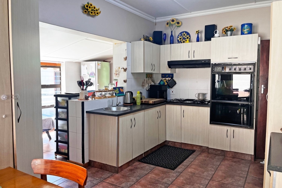 6 Bedroom Property for Sale in Hartenbos Central Western Cape